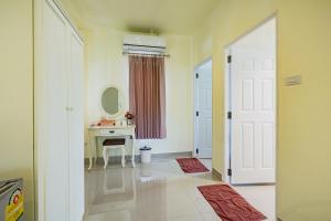 北碧Sakarin Valley Resort的白色的浴室设有水槽和镜子