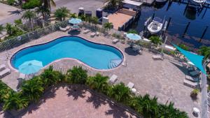 基拉戈Kawama Yacht Club Apartment的享有度假村游泳池的顶部景致