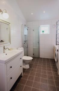 瓦克斯霍尔姆Small Red House In Central Vaxholm的白色的浴室设有卫生间和水槽。
