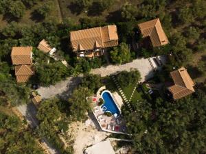 查加基恩克提玛库鲁酒店的享有带游泳池的别墅的顶部景致