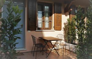 西尔米奥奈ALLORO APPARTAMENTO 1 - Piano Terra con terrazza.的房子前面的一张桌子和椅子