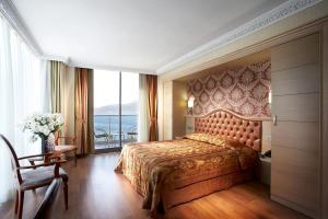 马尔马里斯Emre Beach & Emre Hotel的一间卧室设有一张床和一个大窗户