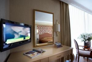马尔马里斯Emre Beach & Emre Hotel的酒店客房带电视和镜子