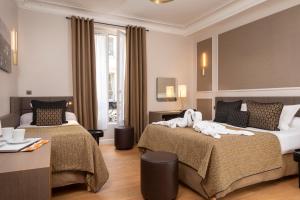 巴黎黎凡特酒店的酒店客房,配有两张带毛巾的床