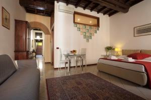 罗马博格皮欧91号酒店的一间卧室配有一张床、一张桌子和一张沙发