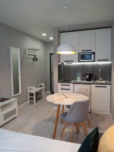 基辅Studio Galaxy 2 floor的厨房以及带桌椅的用餐室。