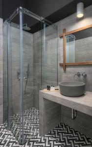 Kalpákion19.40 Luxury Guesthouse的一间带水槽和玻璃淋浴的浴室