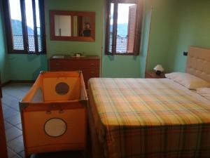 法杰托拉廖casa tarcisio的一间卧室配有一张床、梳妆台和镜子