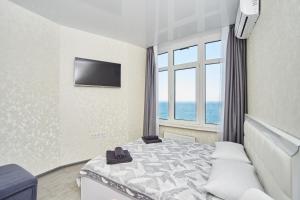 敖德萨Панорамный вид на море 44 Жемчужина Аркадия的酒店客房设有床和窗户。