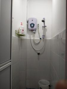 马六甲JOKA-JOKA GUESTHOUSE的带淋浴的浴室