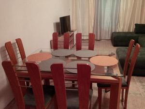 普罗夫迪夫Просторен и добре обзаведен апартамент Oborishte 39 str的配有红色椅子的餐桌和用餐室