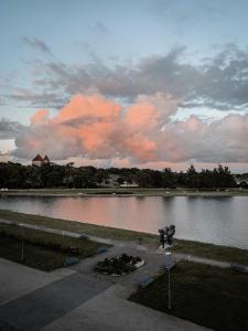 库雷萨雷Ö Seaside Suites & SPA的享有一望无际的天空的大水体美景