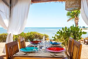 马哈赞加安萨尼铁度假村的海滩上一张带食物盘的桌子