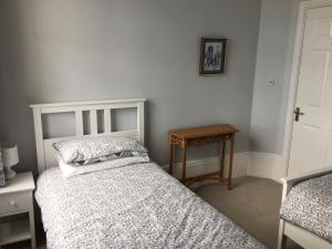 埃克塞特Luxury City Centre Apartment, Exeter.的一间卧室设有两张床和一张木桌