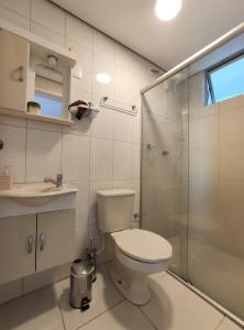 圣玛丽亚Flat CasaSouza的一间带卫生间和玻璃淋浴间的浴室