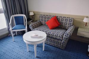 亚历山大Romance Alexandria Hotel的带沙发、桌子和椅子的客房