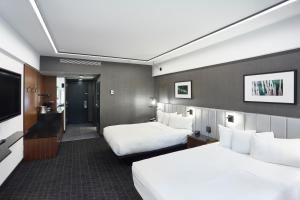 蒙特利尔蒙特利尔文德酒店的酒店客房设有两张床和一台平面电视。