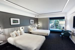 蒙特利尔蒙特利尔文德酒店的酒店客房设有两张床和窗户。