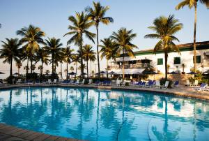 瓜鲁雅格兰德之家Spa度假村的一座棕榈树和椅子的大型游泳池
