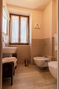 迪亚诺达尔巴博吉奥法力内特地住宿加早餐旅馆的浴室配有盥洗盆、卫生间和浴缸。
