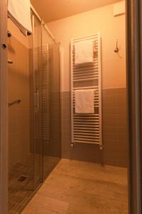 迪亚诺达尔巴博吉奥法力内特地住宿加早餐旅馆的带淋浴和玻璃淋浴间的浴室