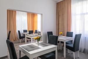 布拉索夫Casa Andreea的用餐室设有桌椅和窗户。
