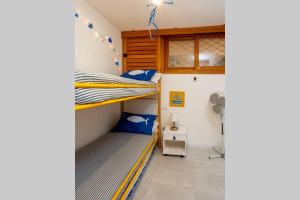 马里纳·迪·波迪斯科Domus Portisco的一间卧室设有两张双层床和一扇窗户。