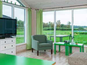 安斯艾厄10 person holiday home in Ansager的一间带电视和大窗户的客厅