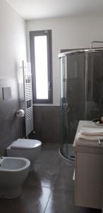 奥特朗托Appartamenti porta mare的带淋浴、卫生间和盥洗盆的浴室