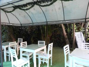 塔克纳Arenas Hotel & Spa的一组帐篷下的白色桌椅