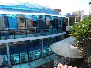 塔克纳Arenas Hotel & Spa的享有带游泳池的大楼的外部景致