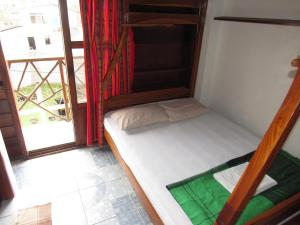 蒙塔尼塔Esperanto Bed & Breakfast Surf Hostel的一间带双层床的卧室和一个阳台