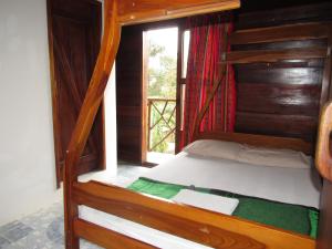 蒙塔尼塔Esperanto Bed & Breakfast Surf Hostel的带窗户的客房内的双层床