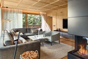 科瓦拉因巴迪亚阿尔索雷公寓别墅酒店的带沙发和壁炉的客厅