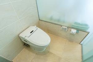 西归浦市Jeju Bom Museum stay的浴室设有白色的卫生间和镜子