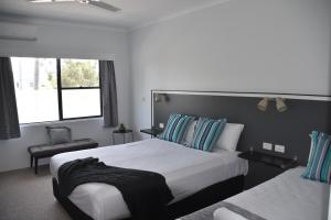 巴利纳巴利纳家园汽车旅馆的一间卧室配有一张大床和一把椅子