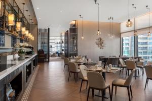 迪拜Jumeirah Living Marina Gate Dubai的一间带桌椅的餐厅和一间酒吧