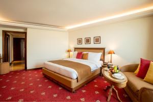 安曼里安曼皇家酒店的酒店客房,配有床和沙发