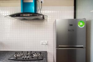 迦瓦拉科尔Classic Serviced Apartments的厨房配有不锈钢冰箱