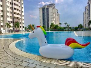 吉隆坡Suria Kipark Damansara 3R2B 950sq ft Apartment的游泳池中间的浮雕