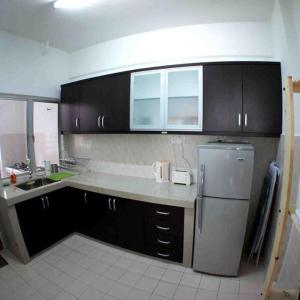 吉隆坡Suria Kipark Damansara 3R2B 950sq ft Apartment的厨房配有水槽和冰箱