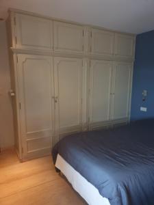 哈勒Beautiful rooms at countryside Brussels的卧室配有白色橱柜和1张床。