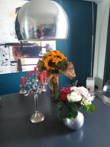 卡斯泰尔菲奥伦蒂诺Villa Niccoli的一张桌子,上面有两瓶花和镜子