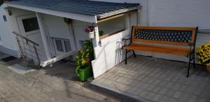 ImmenhausenFerienwohnung Harbusch的坐在建筑物边的木凳