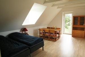HarlevStenbrogård的一间卧室配有一张床和一张餐桌