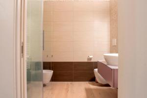 奥维多La Dimora delle Zitelle Sperse - Parcheggio privato的浴室配有卫生间、盥洗盆和淋浴。