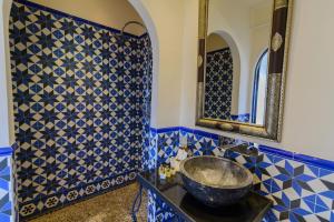 Los Romanes西班牙拉斯奥奎迪斯酒店的蓝色和白色的浴室设有水槽和镜子
