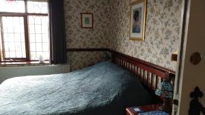 LittleboroughHollingworth Lake Guest House Room Only Accommodation的壁纸客房内的一间卧室配有一张床