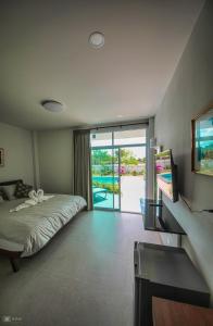 Ban BuaLotus Lake View的一间卧室配有一张床,享有游泳池的景色