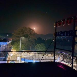 美西尼德鲁西亚酒店的夜晚从阳台的顶部欣赏美景